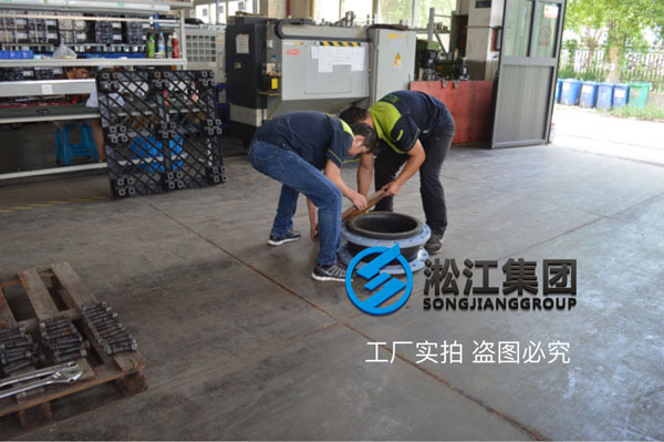 【圖析】DN400橡膠接頭壓力檢測“好質(zhì)量不是說說而已” 【圖析】DN400橡膠接頭壓力檢測“好質(zhì)量不是說說而已”