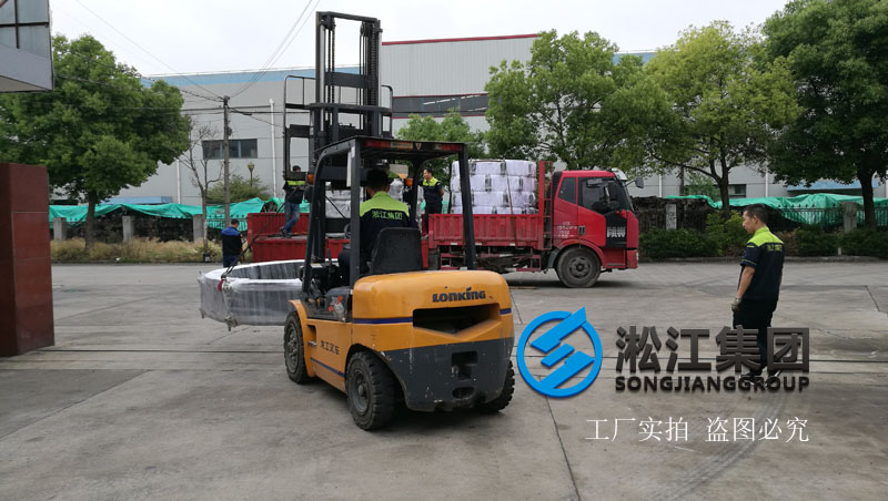 【發(fā)貨現(xiàn)場(chǎng)】大口徑橡膠接頭發(fā)往上海竹園污水處理廠 【發(fā)貨現(xiàn)場(chǎng)】大口徑橡膠接頭發(fā)往上海竹園污水處理廠