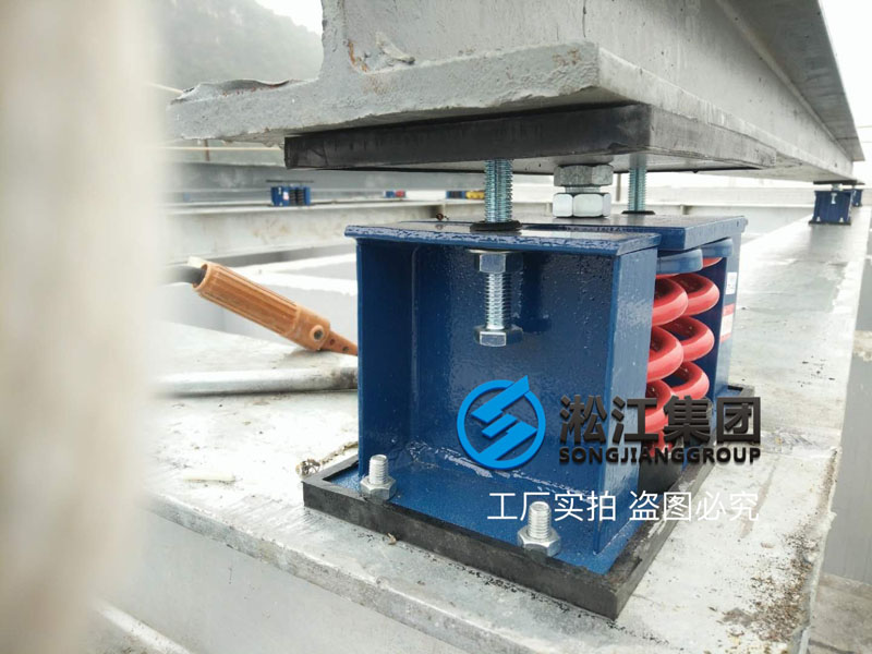 樓頂冷卻塔彈簧減震器安裝現(xiàn)場“這樣做就沒有震動(dòng)了” 樓頂冷卻塔彈簧減震器安裝現(xiàn)場“這樣做就沒有震動(dòng)了”