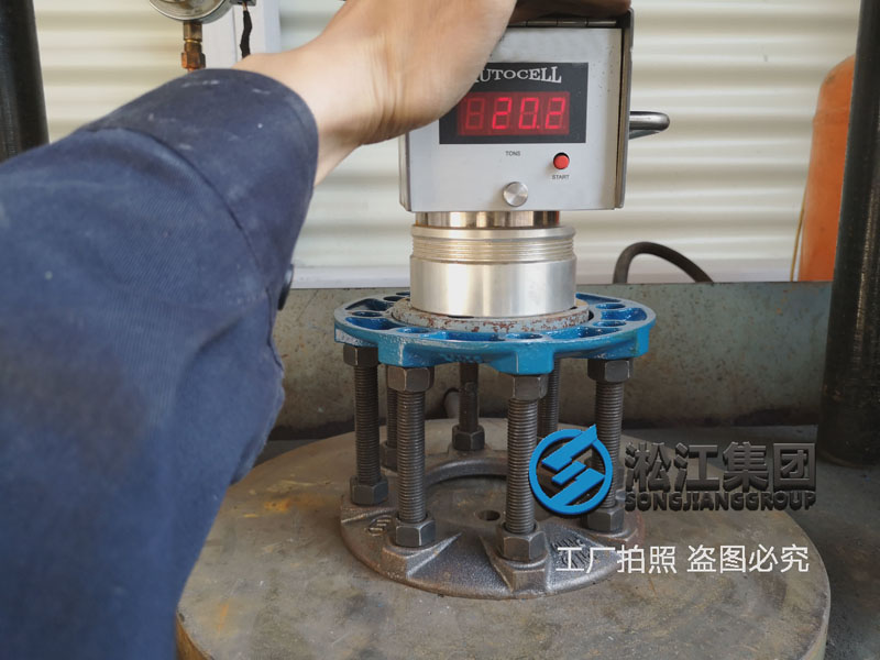 【質(zhì)量與控制】QT450球墨法蘭輕松通過20噸壓力檢測 【質(zhì)量與控制】QT450球墨法蘭輕松通過20噸壓力檢測
