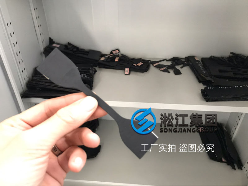 【檢測(cè)中心】橡膠接頭膠料試片拉力檢測(cè)現(xiàn)場(chǎng) 【檢測(cè)中心】橡膠接頭膠料試片拉力檢測(cè)現(xiàn)場(chǎng)